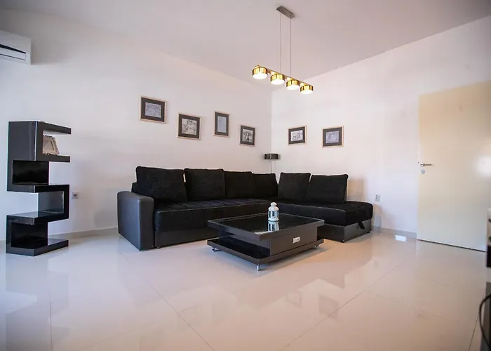 Lake View Double Balcony City Center Apartment In Ohrid