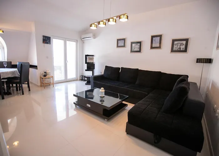 Lake View Double Balcony City Center Apartment In Ohrid
