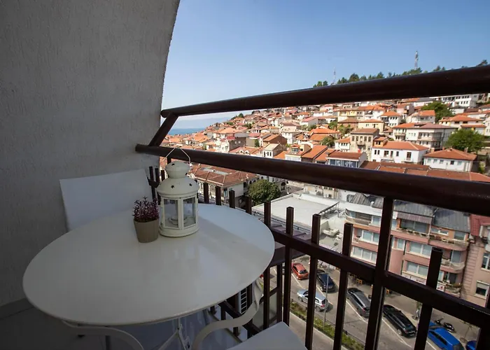 Lake View Double Balcony City Center Apartment In Ohrid
